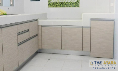 ชุดครัว Built-in โครงซีเมนต์บอร์ด หน้าบาน Laminate สี Smoke Strand