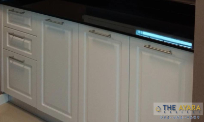 ชุดครัว Built-in โครงซีเมนต์บอร์ด หน้าบาน PVC สีขาวด้าน เซาะร่องบานฟัก