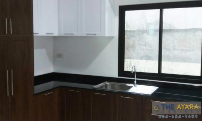 ชุดครัว Built-in โครงซีเมนต์บอร์ด หน้าบาน PVC สีขาวเงา เซาะร่อง