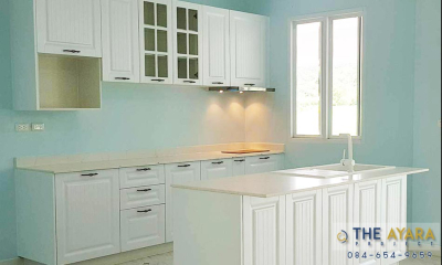 ชุดครัว Built-in โครงซีเมนต์บอร์ด หน้าบาน PVC สีขาว เซาะร่อง