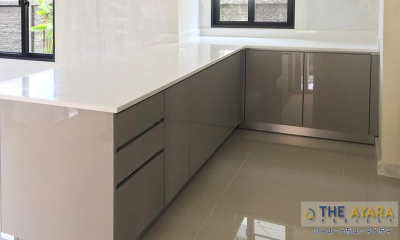 ชุดครัว Built-in โครงซีเมนต์บอร์ด หน้าบาน Hi Gloss สีเทา