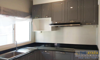 ชุดครัว Built-in โครงซีเมนต์บอร์ด หน้าบาน PVC สีเทาเงา เซาะร่อง