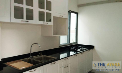 ชุดครัว Built-in โครงซีเมนต์บอร์ด หน้าบาน PVC สีขาวเงา เซาะร่อง