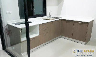 ชุดครัว Built-in PVC ลายไม้แนวตั้ง