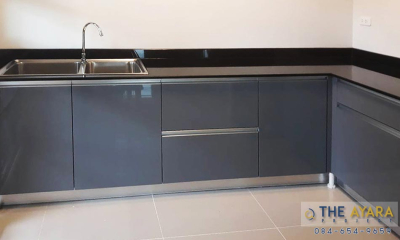 ชุดครัว Built-in โครงซีเมนต์บอร์ด หน้าบาน PVC สีเทาเงา