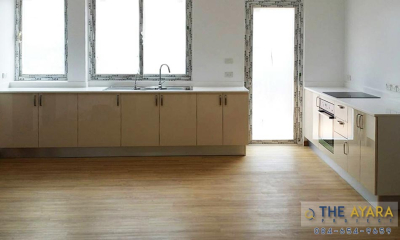 ชุดครัว Built-in โครงซีเมนต์บอร์ด หน้าบาน Hi Gloss สีครีม