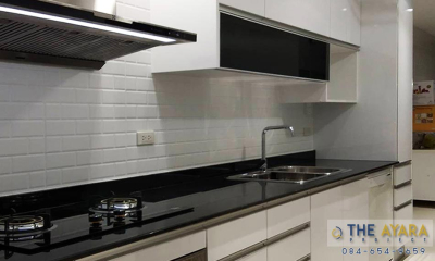 ชุดครัว Built-in โครงซีเมนต์บอร์ด หน้าบาน Laminate สีขาวเงา