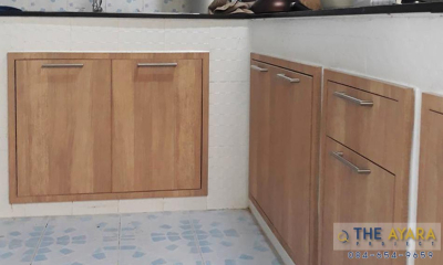 ชุดครัว Built-in โครงซีเมนต์บอร์ด หน้าบาน Laminate สี Sand Oak
