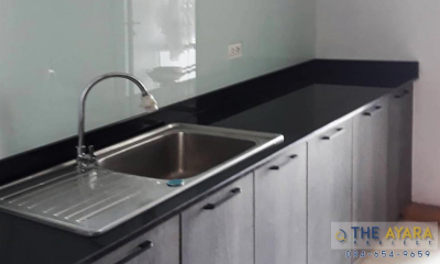 ชุดครัว Built-in โครงซีเมนต์บอร์ด หน้าบาน Laminate สี Shadow Oak