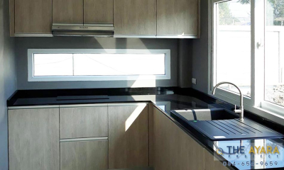 ชุดครัว Built-in โครงซีเมนต์บอร์ด หน้าบาน Laminate สี Shadow Oak