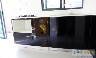 ชุดครัว Built-in PVC สีดำเงา
