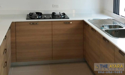 ชุดครัว Built-in โครงซีเมนต์บอร์ด หน้าบาน Laminate สี Sandy Sakura