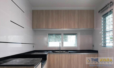 ชุดครัว Built-in โครงซีเมนต์บอร์ด หน้าบาน Laminate สี Bleached Elm