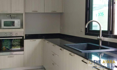 ชุดครัว Built-in โครงซีเมนต์บอร์ด หน้าบาน Laminate สี Silverbrush Wood-Cross