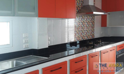 ชุดครัว Built-in โครงตู้ลิ้นชัก + ซับวงกบ ซีเมนต์บอร์ด กันน้ากันปลวก หน้าบาน Laminate สี Ciementine