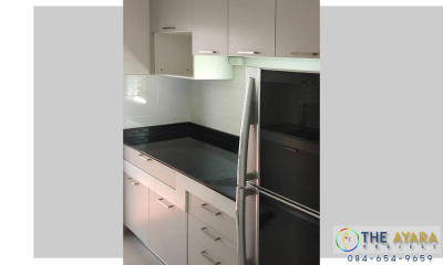 ชุดครัว Built-in โครงซีเมนต์บอร์ด หน้าบาน Melamine สีเทาอ่อนด้านผิวส้ม