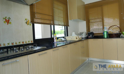 ชุดครัว Built-in Melamine ลายไม้ Fineline Oak แนวตั้ง