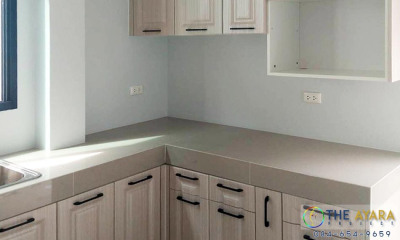 ชุดครัว Built-in โครงซีเมนต์บอร์ด หน้าบาน PVC ลายไม้ เซาะร่องบานฟัก 