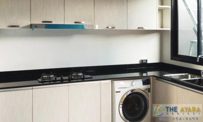 ชุดครัว Built-in โครงซีเมนต์บอร์ด หน้าบาน Laminate สี Smoke Strand