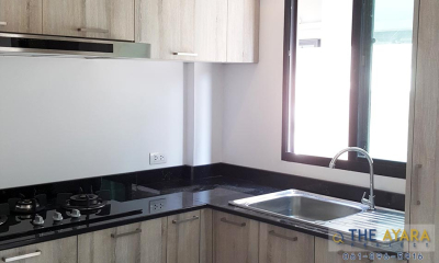 ชุดครัว Built-in Melamine ลายไม้ Bleached Wenge แนวตั้ง