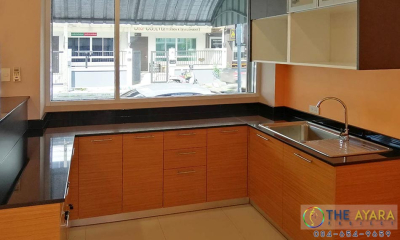 ชุดครัว Built-in โครงซีเมนต์บอร์ด หน้าบาน Melamine สี Teak ลายไม้ลายนอน + Graphite