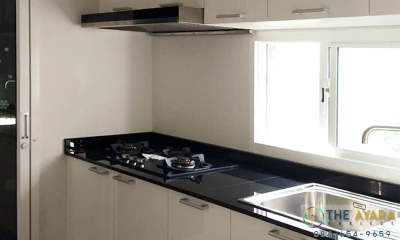 ชุดครัว Built-in ตู้ล่าง โครงซีเมนต์บอร์ด หน้าบาน Acrylic สีขาวนวล