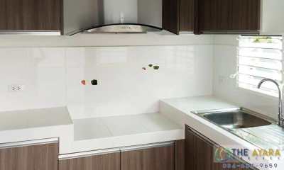 ชุดครัว Built-in โครงซีเมนต์บอร์ด หน้าบาน Laminate สี Cinnamon Ash