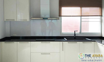 ชุดครัว Built-in โครงซีเมนต์บอร์ด หน้าบาน Hi Gloss สีขาว