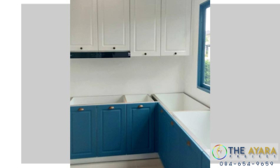 ชุดครัว Built-in โครงซีเมนต์บอร์ด หน้าบาน PVC สีน้ำเงิน + ขาว ผิวด้าน เซาะร่อง