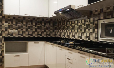 ชุดครัว Built-in โครงซีเมนต์บอร์ด หน้าบาน Laminate สีขาวเงา