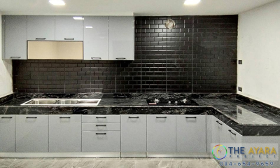ชุดครัว Built-in โครงซีเมนต์บอร์ด หน้าบาน Hi Gloss สีเทาเงา