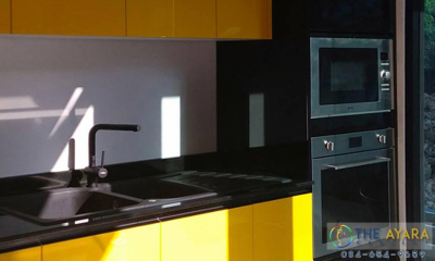 ชุดครัว Built-in โครงซีเมนต์บอร์ด หน้าบาน Hi Gloss สีครีม, เทา, เหลือง, ดำ