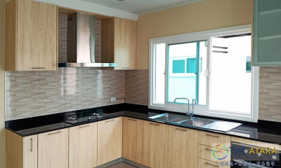 ชุดครัว Built-in โครงซีเมนต์บอร์ด หน้าบาน PVC สีขาาวเงา