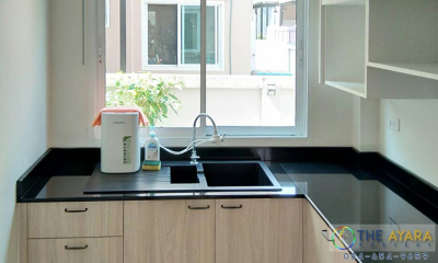 ชุดครัว Built-in โครงซีเมนต์บอร์ด หน้าบาน Melamine สี Elm + Oak ลายไม้
