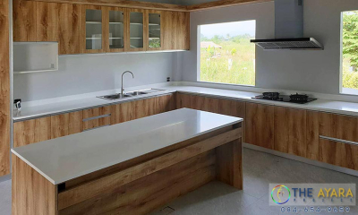 ชุดครัว Built-in โครงซีเมนต์บอร์ด หน้าบาน Melamine สี Pine ลายไม้