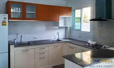 ชุดครัว Built-in โครงซีเมนต์บอร์ด หน้าบาน Hi Gloss สีครีม + Melamine สี Teak ลายไม้แนวนอน