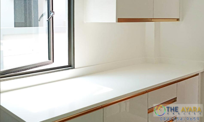 ชุดครัว Built-in โครงซีเมนต์บอร์ด หน้าบาน Hi Gloss สีขาวเงา