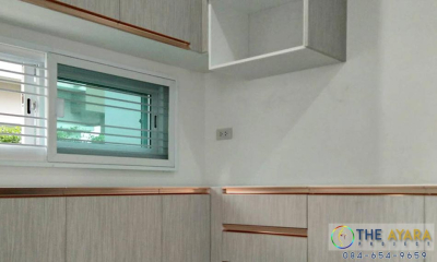 ชุดครัว Built-in โครงซีเมนต์บอร์ด หน้าบาน Laminate สี Smoke Strand ลายไม้