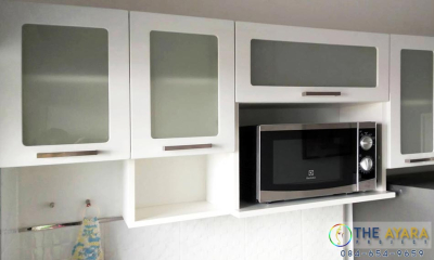 ชุดครัว Built-in โครงซีเมนต์บอร์ด หน้าบาน PVC สีขาวเงา