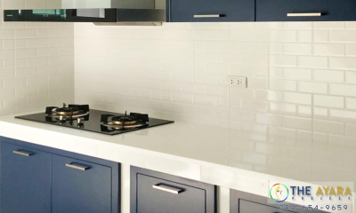 ชุดครัว Built-in โครงซีเมนต์บอร์ด หน้าบาน Laminate สี Navy Blue