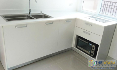 ชุดครัว Built-in โครงซีเมนต์บอร์ด หน้าบาน Melamine สีขาวด้าน