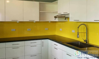 ชุดครัว Built-in โครงซีเมนต์บอร์ด หน้าบาน Melamine สีขาวเงา + เขียวเงา