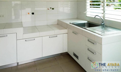 ชุดครัว Built-in โครงซีเมนต์บอร์ด หน้าบาน Melamine สีขาวด้าน