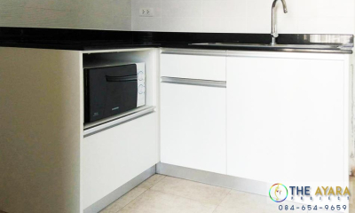 ชุดครัว Built-in โครงซีเมนต์บอร์ด หน้าบาน Melamine สีขาวด้าน