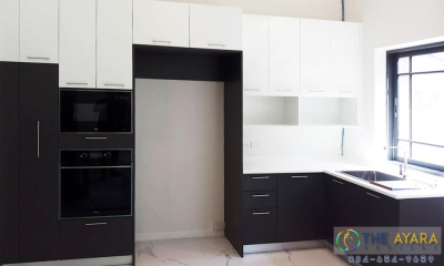 ชุดครัว Built-in โครงซีเมนต์บอร์ด หน้าบาน Melamine สี Graphite + สีขาวด้าน