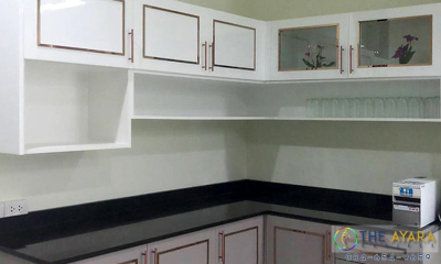 ชุดครัว Built-in โครงซีเมนต์บอร์ด หน้าบาน Hi Gloss สีเทา + สีขาว