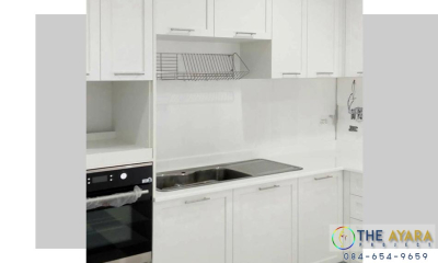ชุดครัว Built-in โครงซีเมนต์บอร์ด หน้าบาน Laminate สีขาวด้าน