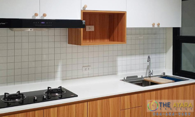 ชุดครัว Built-in โครงซีเมนต์บอร์ด หน้าบาน Melamine ลายไม้ + สีขาวด้าน