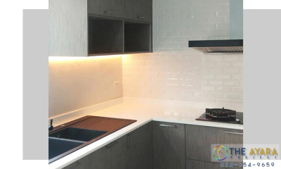 ชุดครัว Built-in โครงซีเมนต์บอร์ด หน้าบาน Laminate สี Sarum Strand