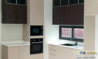 ชุดครัว Built-in โครงซีเมนต์บอร์ด หน้าบาน Laminate สี Jarrah Legno + Olive Afromosia